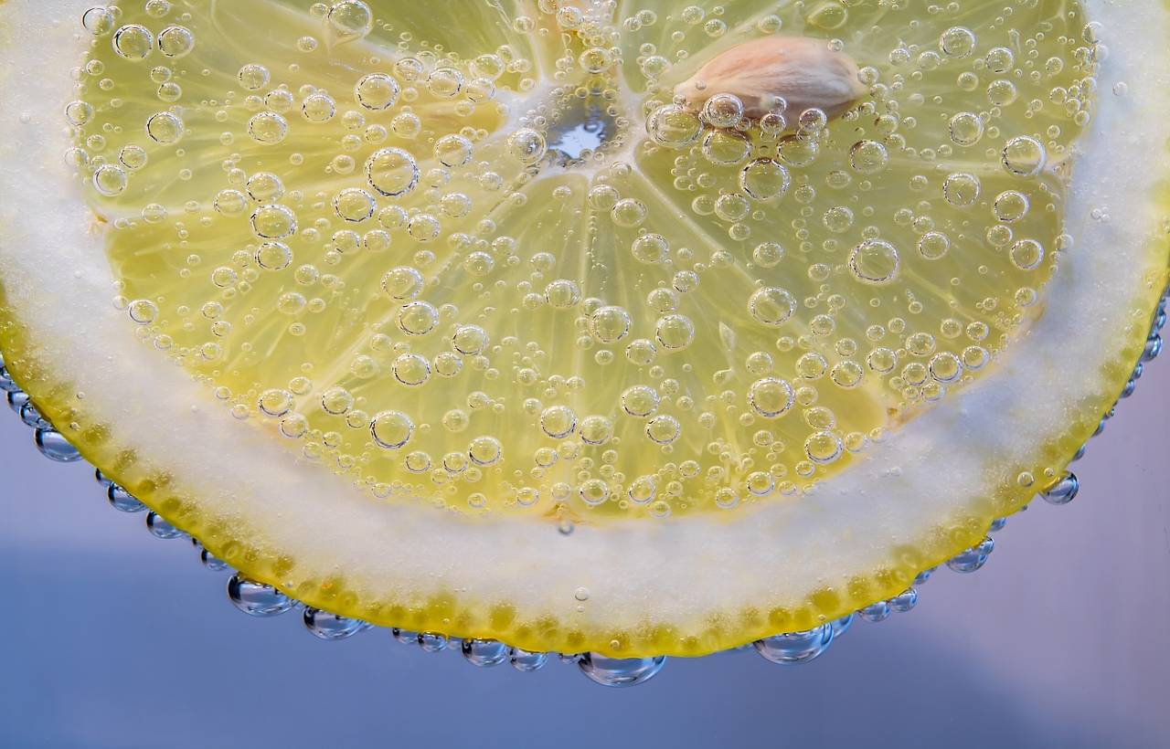 Woda z cytryną na czczo